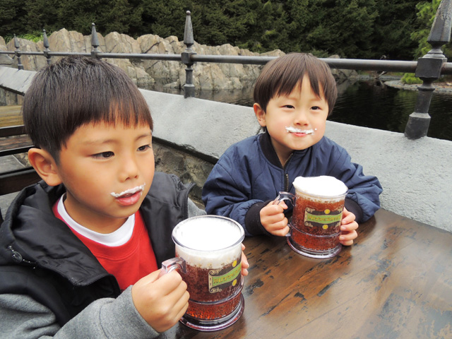 バタービールを飲んで白ヒゲをつけてみよう／ユニバーサル・スタジオ・ジャパン（大阪府）