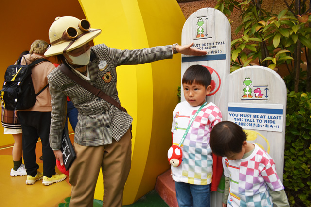 「ヨッシー・アドベンチャー」に乗る前に身長を測りましょう／ユニバーサル・スタジオ・ジャパン（大阪府）