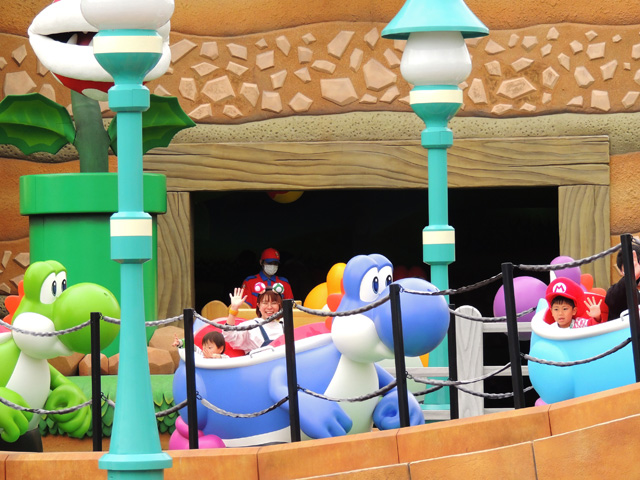 2人乗りのヨッシーに親子で乗車／ユニバーサル・スタジオ・ジャパン（大阪府）