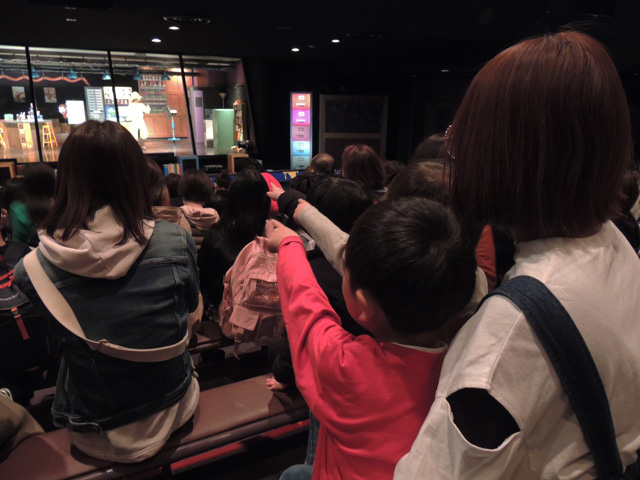 舞台はアニメ制作スタジオ／ユニバーサル・スタジオ・ジャパン（大阪府）