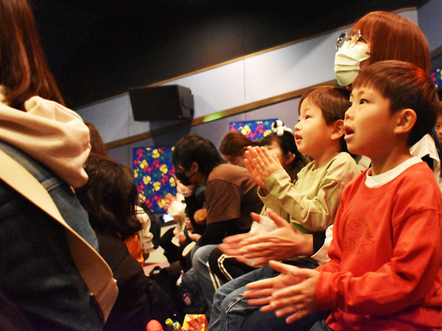 子どもたちは手拍子したりバンザイしたり、ショーに夢中／ユニバーサル・スタジオ・ジャパン（大阪府）