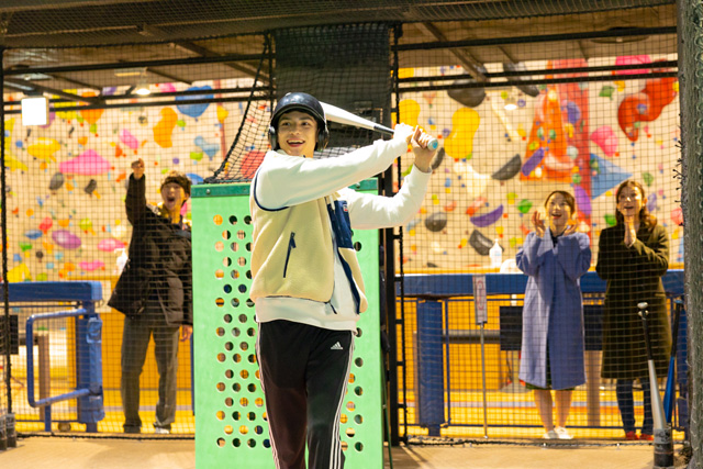 バーチャル映像のプロ野球選手とバッティング対決/屋内型スポーツ施設 スポドリ!