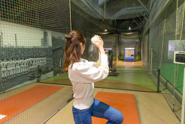 ゲーム感覚で楽しめるピッチングコーナー/屋内型スポーツ施設 スポドリ!