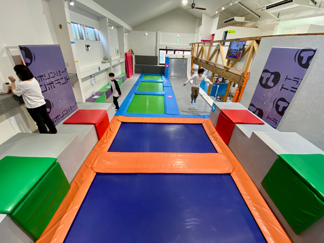 カラフルなトランポリンで楽しめる/トランポランドTokyo