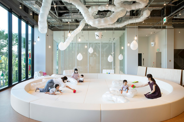 PLAY! PARK〈⼩さなお⽫〉/提供:PLAY!/PLAY! PARK