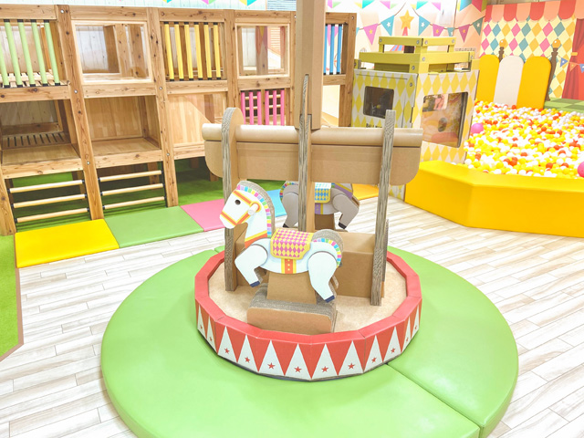 段ボールや木でできた遊具/NICOPA&nicoground 吉祥寺店