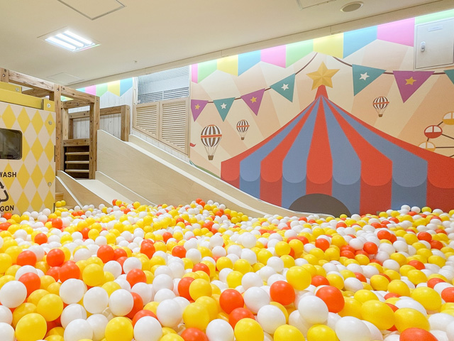 ジャングルジムとつながる、高さの異なるすべり台/NICOPA&nicoground 吉祥寺店