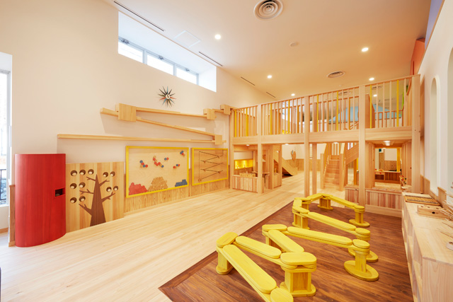 きりかぶハウス(すべり台など)/京王あそびの森HUGHUG<ハグハグ>