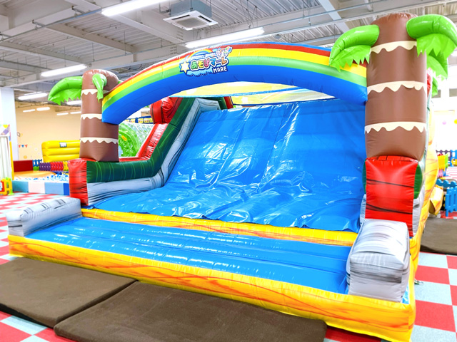 ふわふわすべり台/東京あそびマーレ