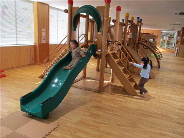 丸太の遊具／イケポス池田キッズハウス(矢板市子ども未来館)
