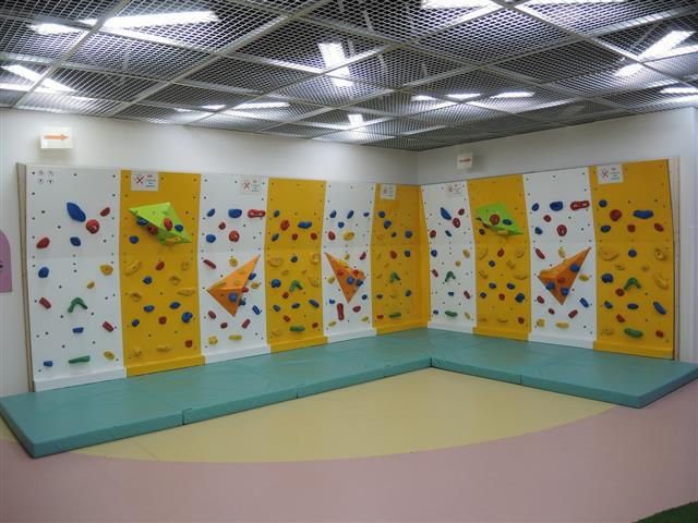 クライミングウォール／ゆうあいひろば