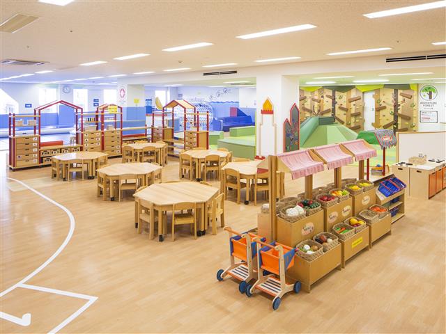 おもちゃの野菜や果物が並んだマーケット／前橋市子育てひろば