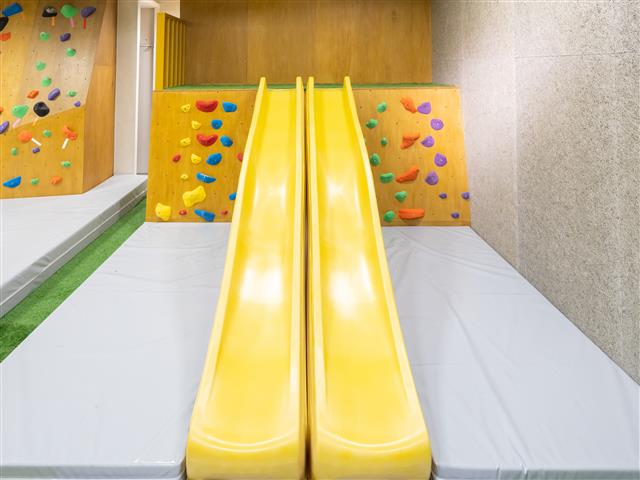 大人気の滑り台/ディーボルダリング本厚木