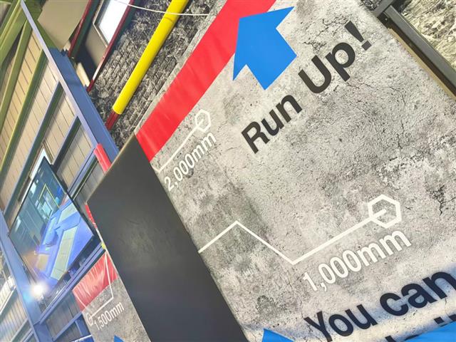 ウォールトランポリン「鬼グリップの壁」／グラビティ・ゼロ