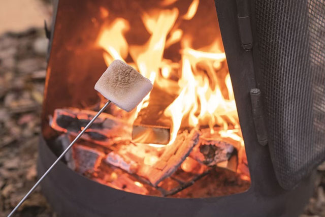 アウトドアならではの「映えスポット」焚火台