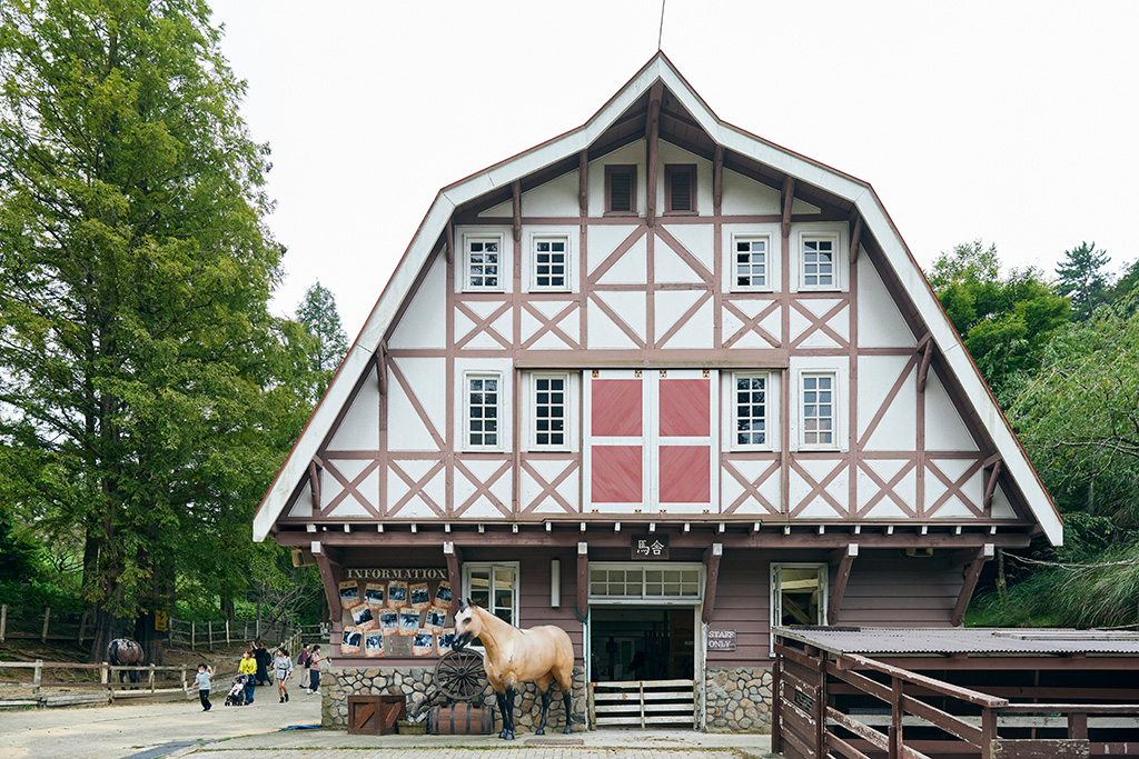 北欧風のマンサード型の牛舎/神戸市立六甲山牧場(兵庫県/神戸市)