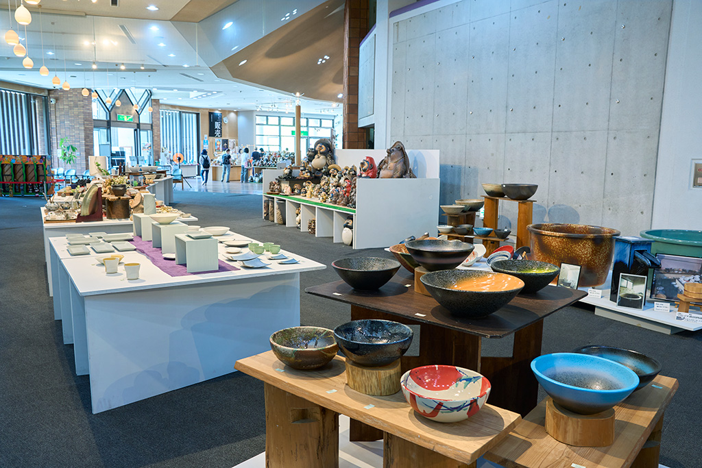 信楽焼製品の展示/滋賀県立陶芸の森（滋賀県/甲賀市）