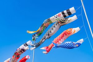 端午の節句とは？兜・鯉のぼりの由来、お祝いの仕方、食べ物を解説！五月人形は誰が買う？