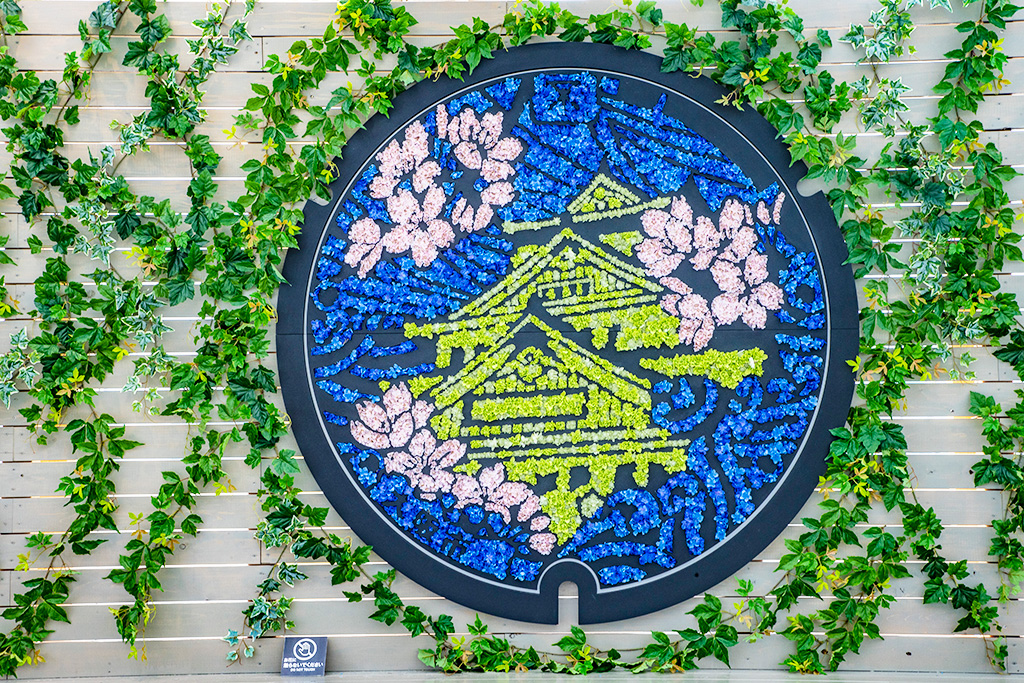 大阪城が描かれたマンホールふた/大阪市下水道科学館(大阪府)