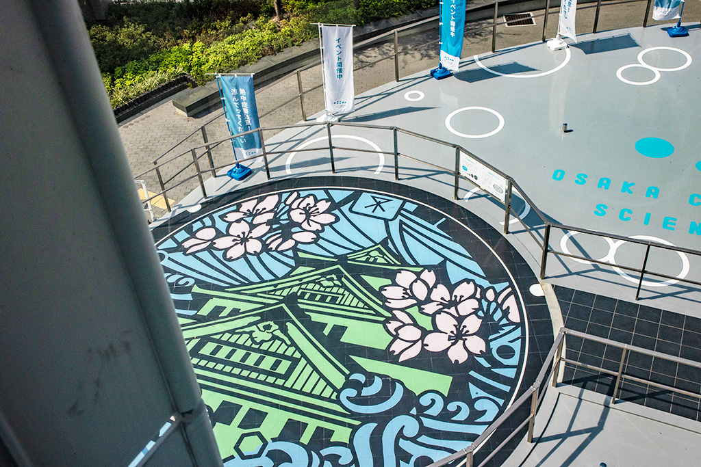 ミュージアム入口前の巨大なマンホールふた/大阪市下水道科学館(大阪府)