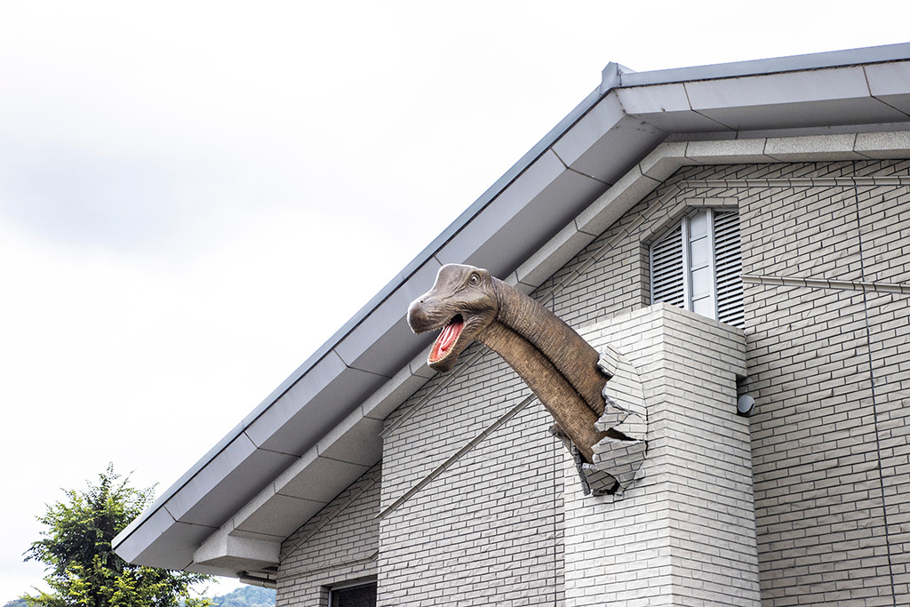 建物の壁を突き破って丹波竜が登場/丹波竜化石工房「ちーたんの館」（兵庫県/丹波市）