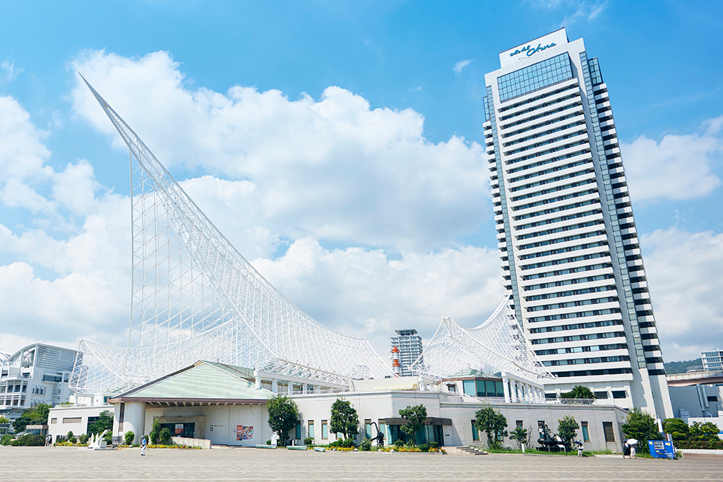 帆船の帆と波をイメージした大屋根/神戸海洋博物館（兵庫県/神戸市）