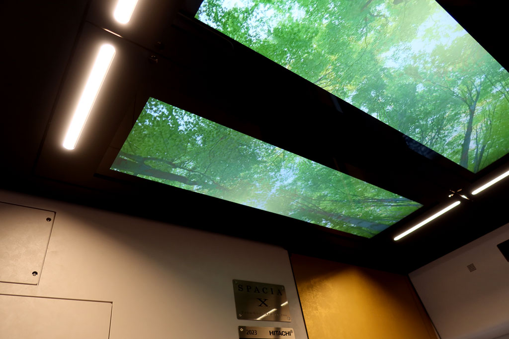 東武鉄道スペーシアX／天窓を模した大型モニター