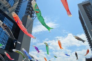 【GW】梅田スカイビルで鯉のぼりの放流開始。80匹の色とりどりの鯉のぼりを見上げよう