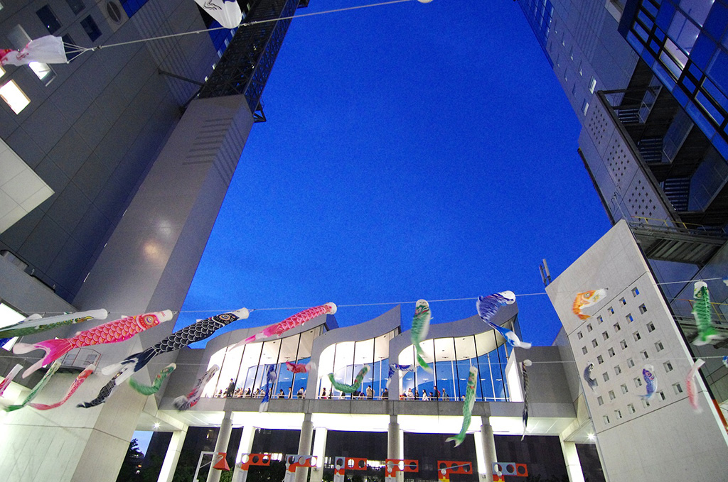 梅田スカイビル　「鯉のぼりの放流」（大阪府/大阪市）