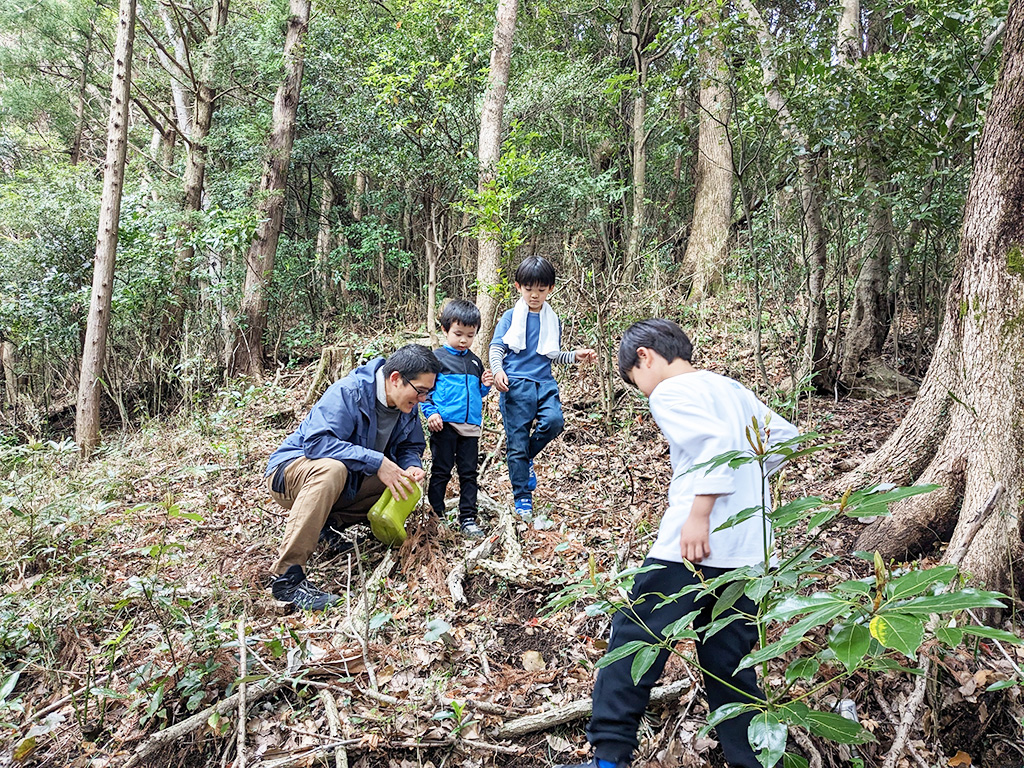 箱根の森 親子自然探索ミニツアーの様子/HAKONATURE BASE(神奈川県/箱根町)