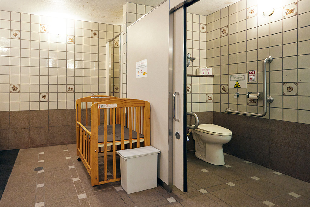 トイレとベビーベッド/ROKKO森の音ミュージアム(兵庫県/神戸市)