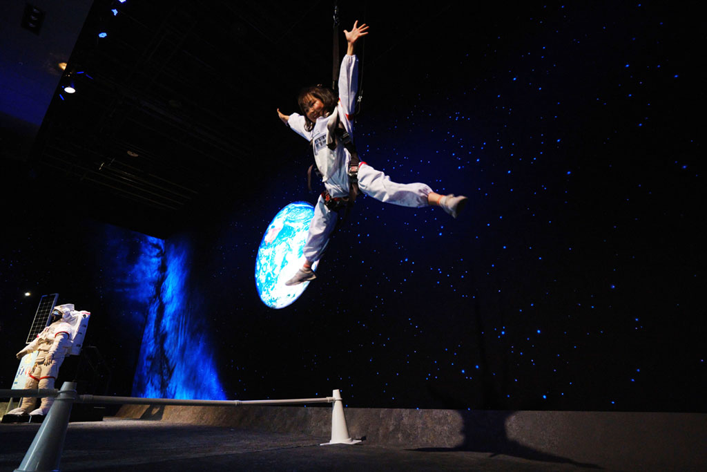 月面重力体験ミッション/特別展「NEO 月でくらす展 ~宇宙開発は、月面移住の新時代へ!~」/日本科学未来館(東京都/江東区)