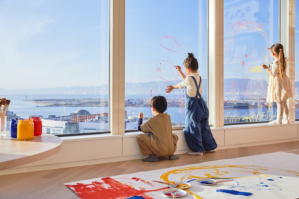 窓に絵を描く子ども/リゾナーレ大阪（大阪市）
