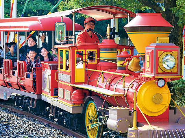 ｢フィエスタトレイン｣で広場を一周/志摩スペイン村
（三重県/志摩市）