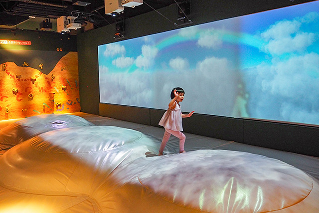 雲の上で飛び跳ねられるふわふわ遊具「ふわふわ雲の上」/屋内・冒険の島 ドコドコ 立川髙島屋S.C.