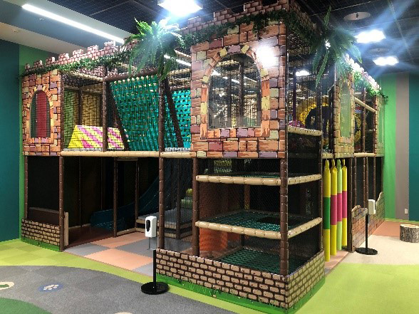 砦の中のセンサーにタッチしてガッツをチャージ／らくがキッズ 宇都宮ベルモール