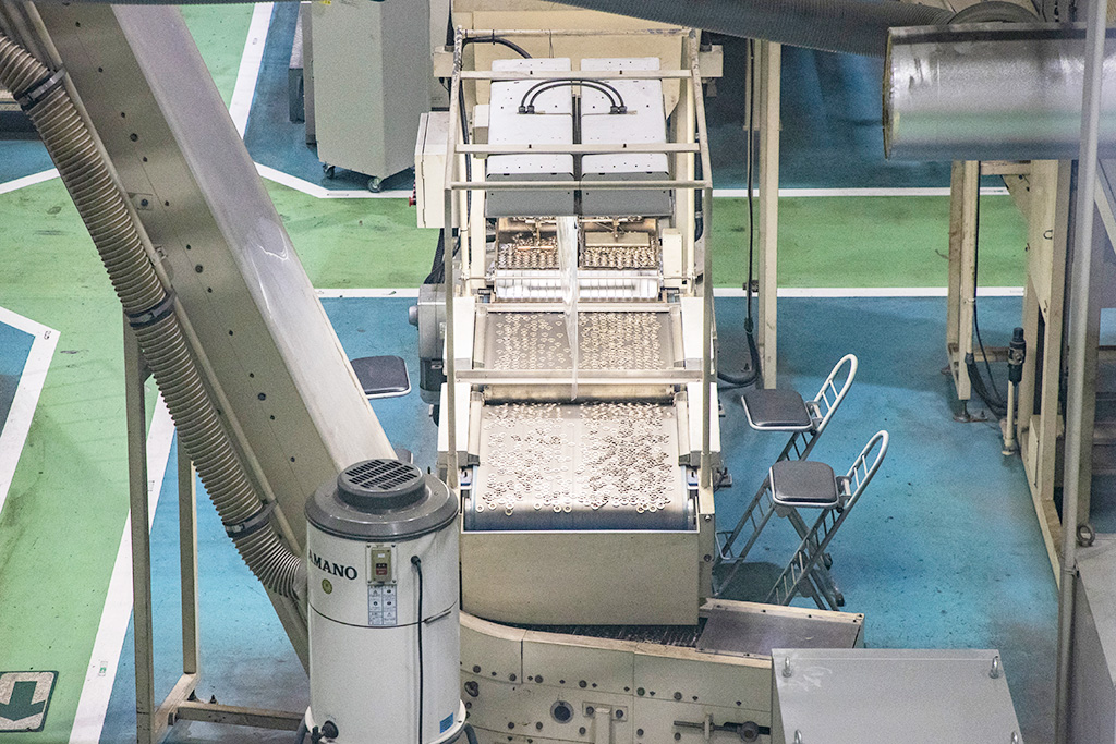 工場の様子をガラス越しに見学/造幣博物館(大阪府/大阪市)