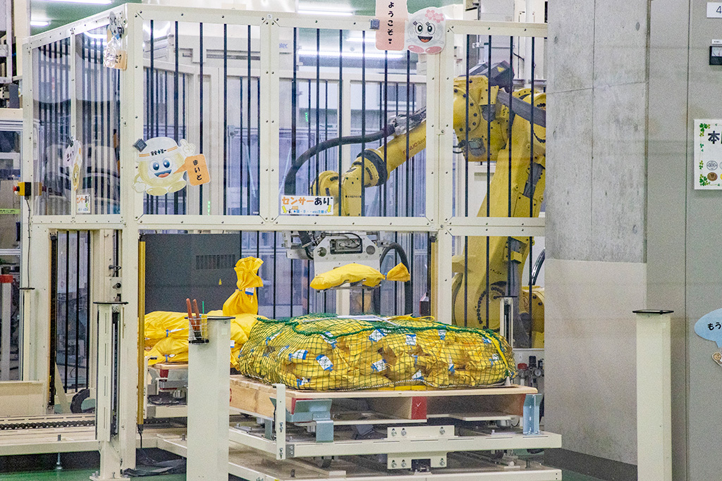 貨幣袋をパレットに積み上げているところ/造幣博物館(大阪府/大阪市)