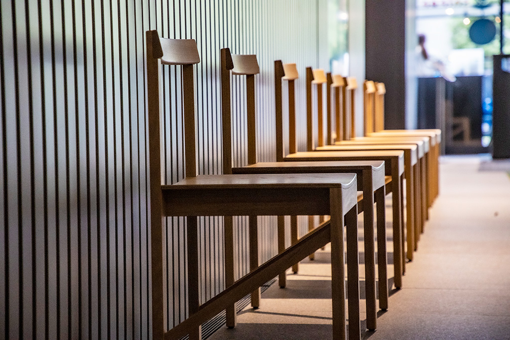 パッサージュに設置された椅子/大阪中之島美術館(大阪府/大阪市)