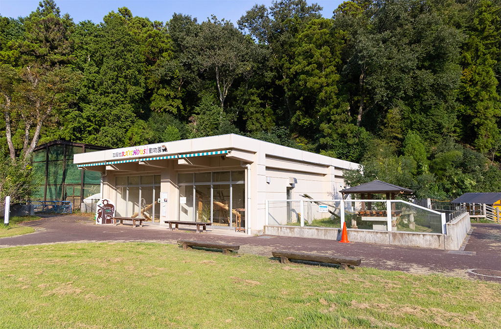 レッサーパンダ専用の獣舎/福知山市動物園(京都府)