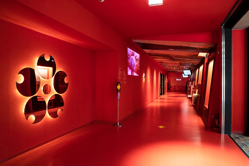 赤い照明に照らされた通路/太陽の塔(大阪府/吹田市)