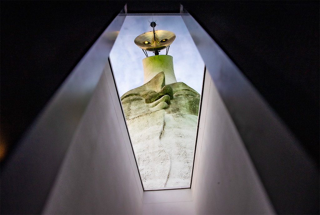 スリット状の隙間から見える太陽の塔(大阪府/吹田市)