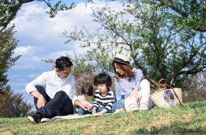 子どもと紫外線！日焼け止めは何歳から？正しい塗り方、去年の使い残しは?【海・プール・屋外遊びに】