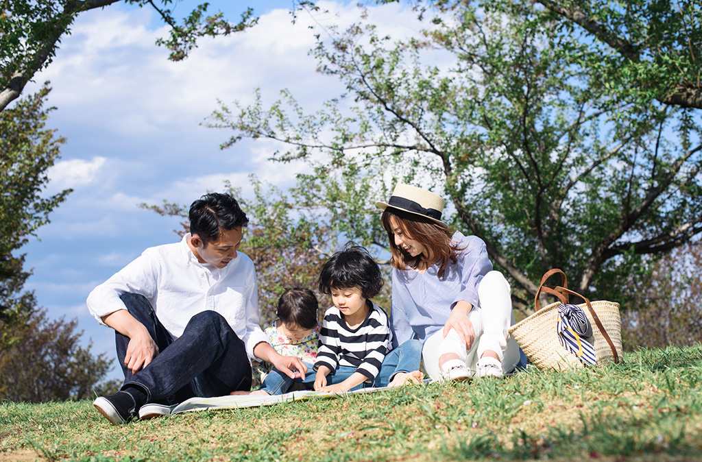 子どもと紫外線！日焼け止めは何歳から？正しい塗り方、去年の使い残しは?【海・プール・屋外遊びに】