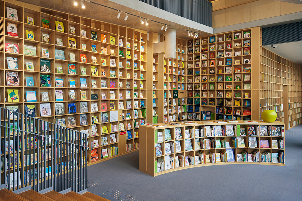 壁一面の本棚/こども本の森 神戸（兵庫県/神戸市）