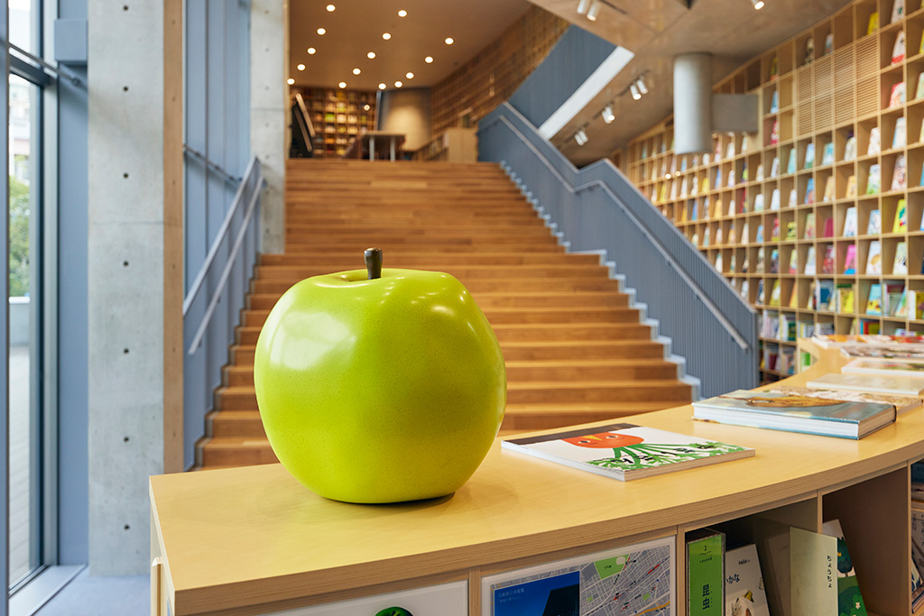 安藤忠雄氏がデザインしたオブジェ「青りんご」/こども本の森 神戸（兵庫県/神戸市）