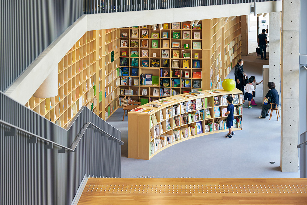2階につながる大階段/こども本の森 神戸（兵庫県/神戸市）