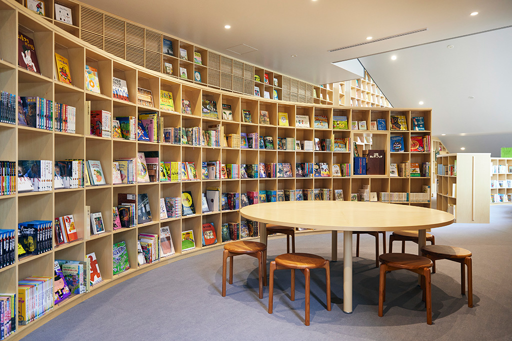 小学生低学年用の椅子やテーブル/こども本の森 神戸（兵庫県/神戸市）