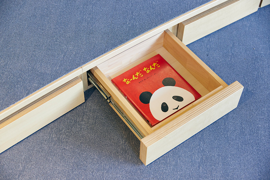 段差の下にある引き出し/こども本の森 神戸（兵庫県/神戸市）
