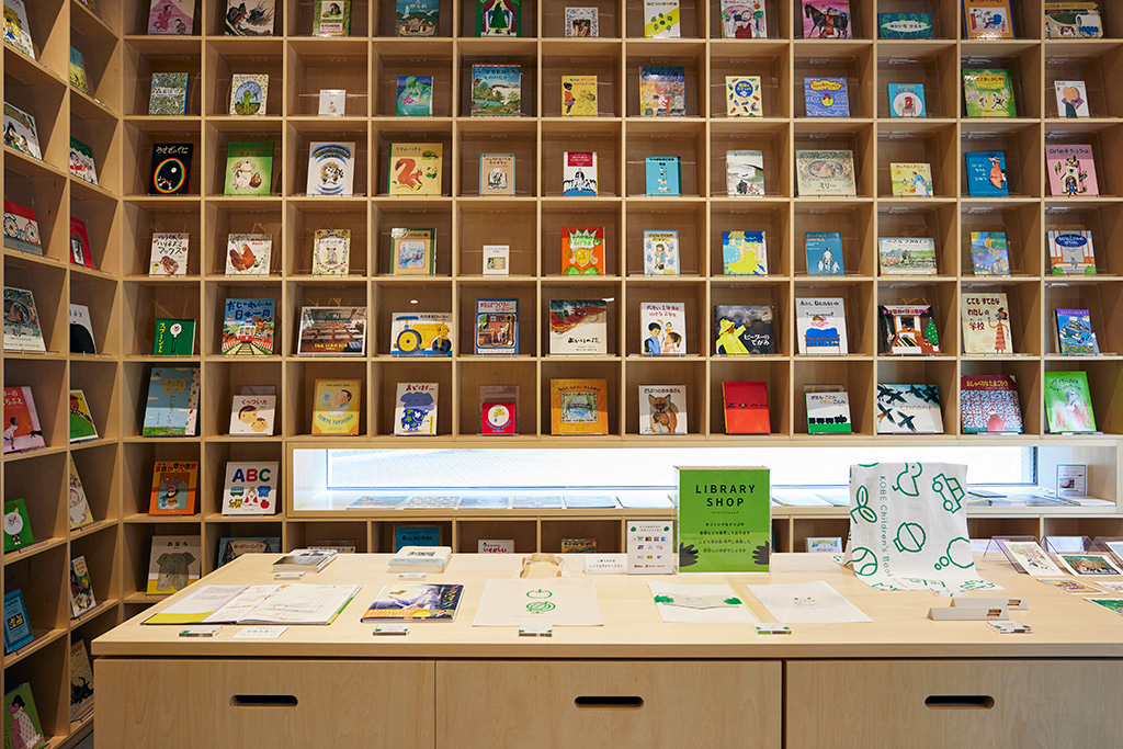 施設入り口すぐのショップ/こども本の森 神戸（兵庫県/神戸市）